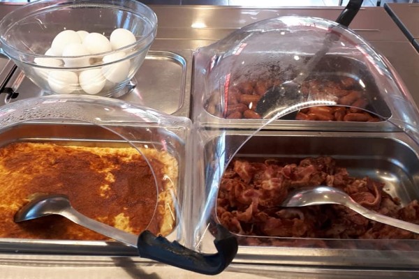 Aamiainen noutopöydästä